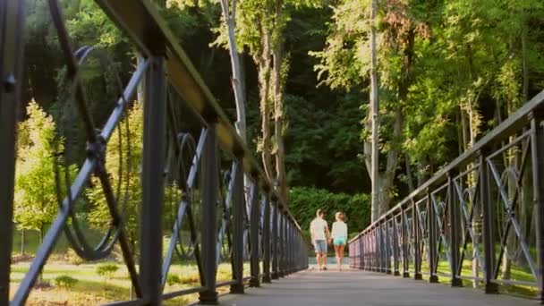 Guy et une fille marchent dans le parc .