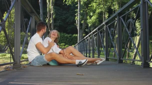 Una fecha en el puente . — Vídeo de stock