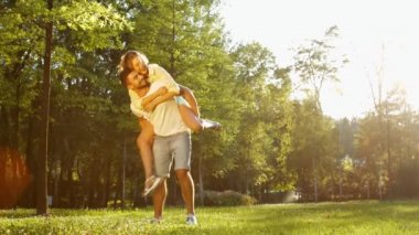 Bir kızla flört adam.