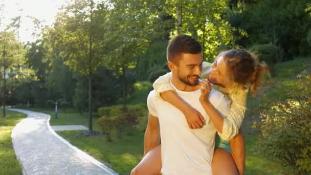 História de amor no parque. — Vídeo de Stock