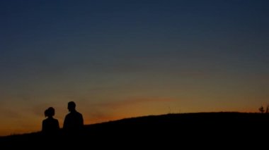 Aşık çift tepelerde yürüyor.