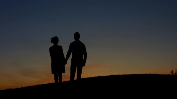 Paar in liefde lopen bij zonsondergang. — Stockvideo