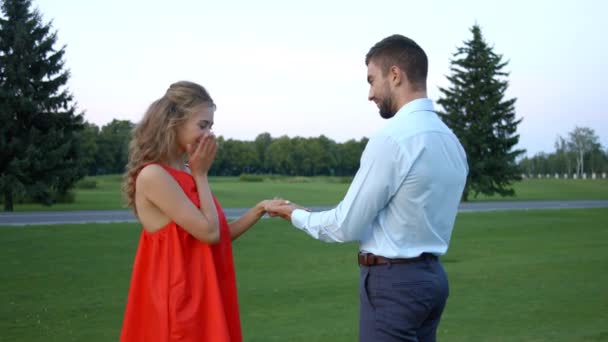 Chico pone en un anillo su novia . — Vídeos de Stock