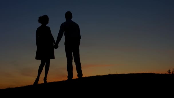Szerelmes pár megcsodáló naplemente. — Stock videók