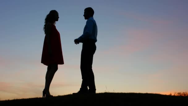 Guy doing the proposal for girl against a beautiful sky. — Stock Video