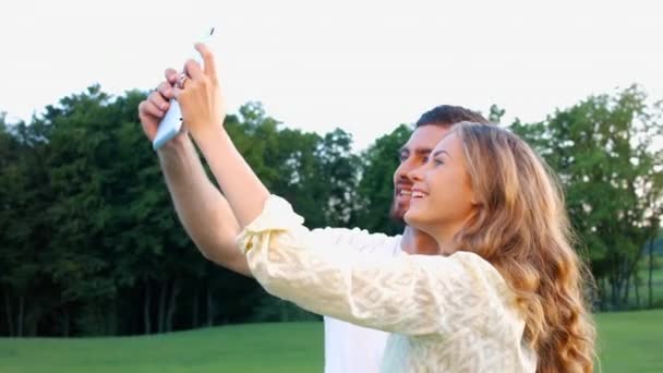 Lovers do selfie in a beautiful park. — Stock Video