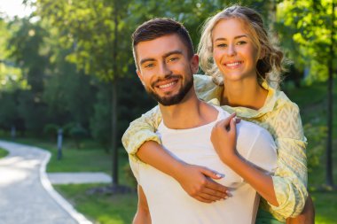 Parkta aşk hikayesi.