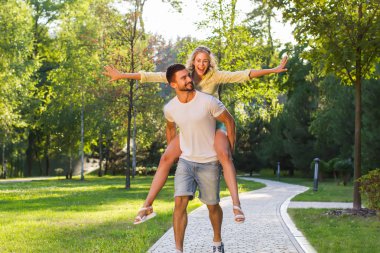 Adam bir kız parkta oynarken.