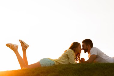 Adam ve kız birbirlerine zevk.