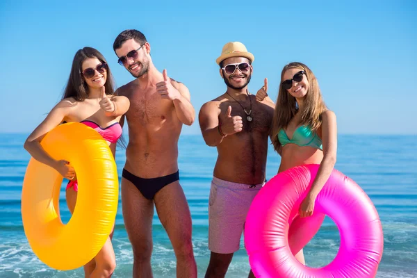 Jóvenes divirtiéndose en la playa . — Foto de Stock