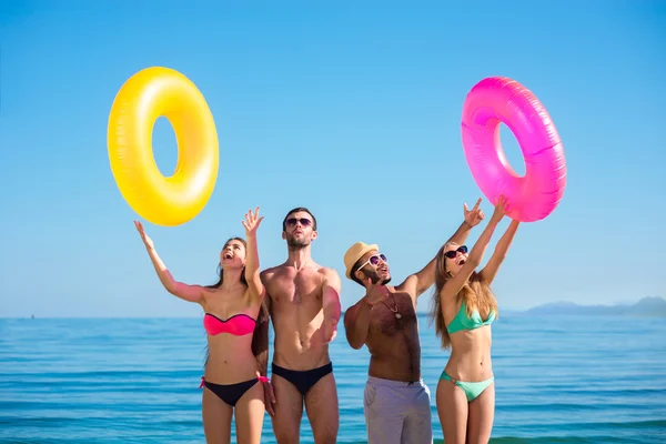 Jóvenes felices en la playa . — Foto de Stock