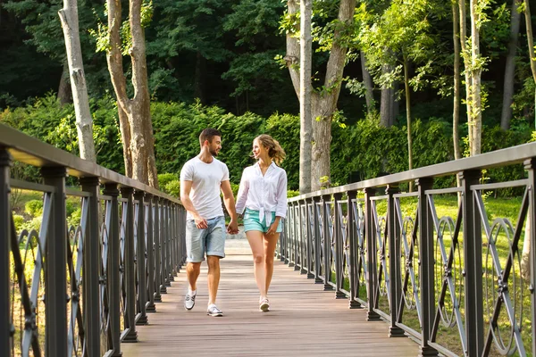 남자와 여자는 공원에서 산책. — 스톡 사진