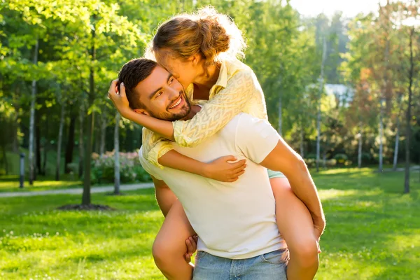 Guy flirten met een meisje. — Stockfoto