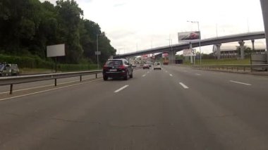 Ayırımı tarafından arabalar gitmek.