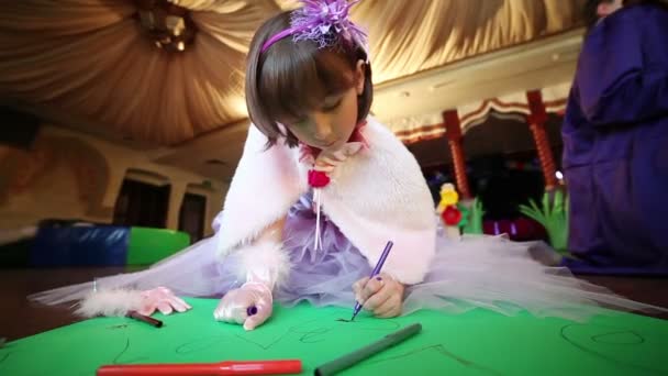 Menina desenha canetas de feltro . — Vídeo de Stock