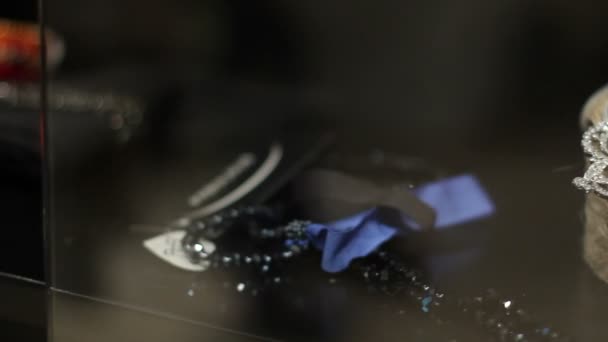 Bijoux à une vitrine .