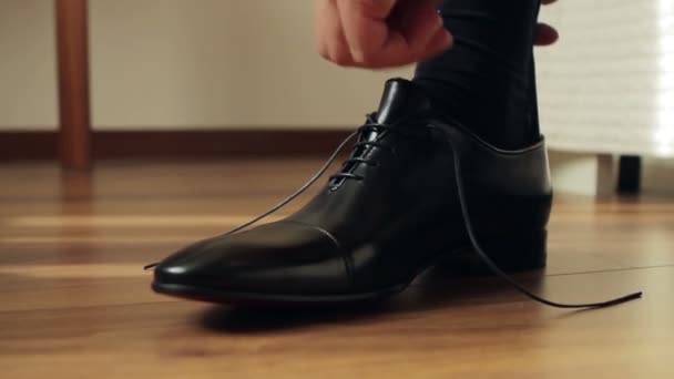 Homme d'affaires attacher les lacets sur les chaussures . — Video