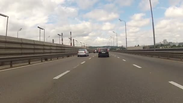 Через мост проходит много машин. . — стоковое видео