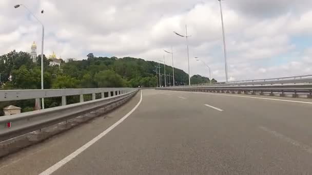 Bilen går på bron. — Stockvideo