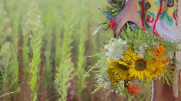 Menina segurando um buquê de flores silvestres . — Vídeo de Stock