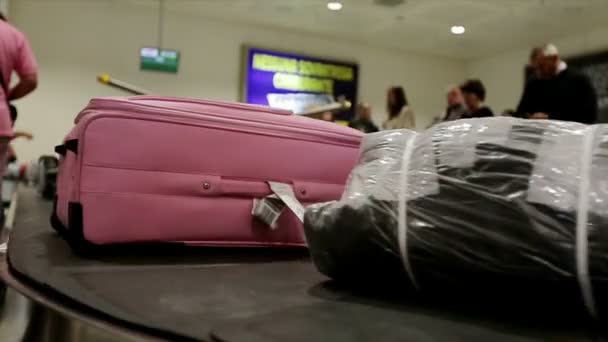 Riem transportband bagage op een luchthaven. — Stockvideo