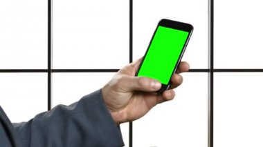 İşadamı ile bir telefon gökdelen.