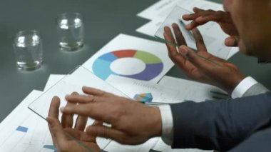 Cam tabletler üzerinde çalışıyor.