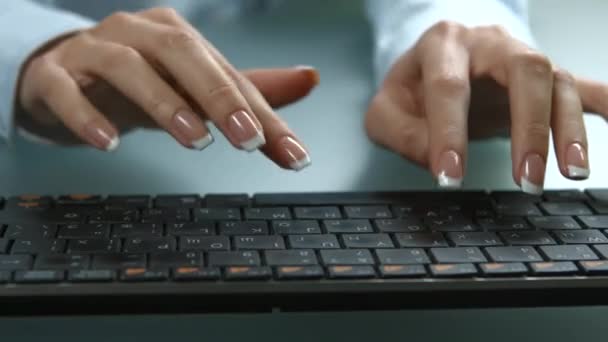 Chica está escribiendo en el teclado . — Vídeo de stock