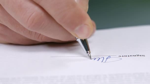 Бизнесмен подписывает документ . — стоковое видео