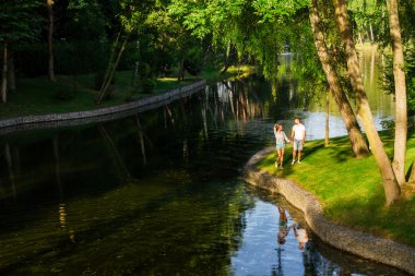 Aşık çift göl Parkı yürür.
