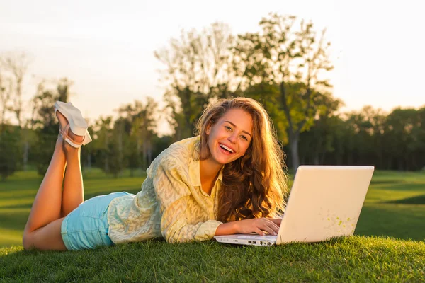 Chica divirtiéndose con un chico se comunica en el ordenador portátil . — Foto de Stock