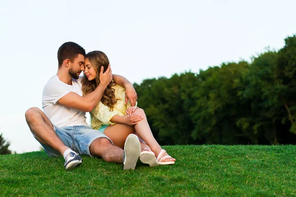 Liefhebbers genieten van elkaar. — Stockfoto