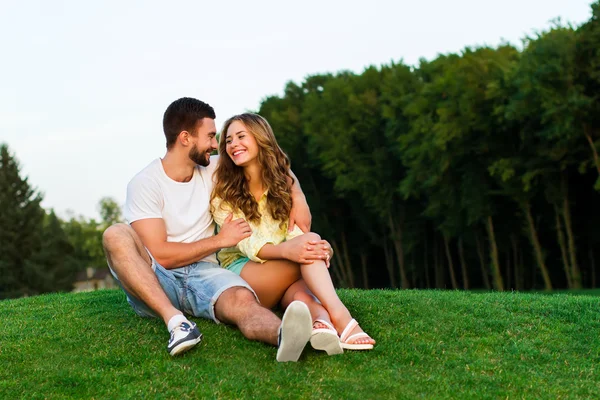 Парень и девушка обнимаются и улыбаются в парке . — стоковое фото