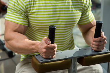 spor salonunda sporcu.