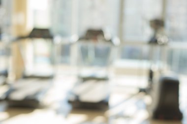 Spor salonunda aparatı eğitim.