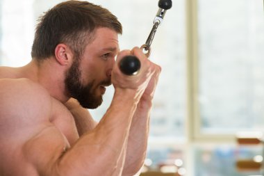 spor salonunda vücut geliştirmeci.