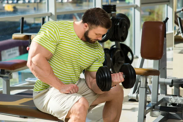 Bodybuilder in gym. — Stockfoto