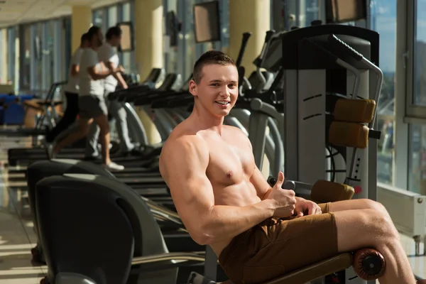 Guy in gym. — Stock Photo, Image