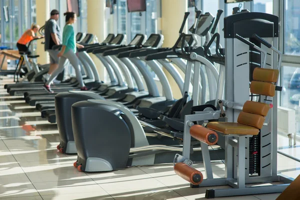 Aparatos de entrenamiento en gimnasio — Foto de Stock