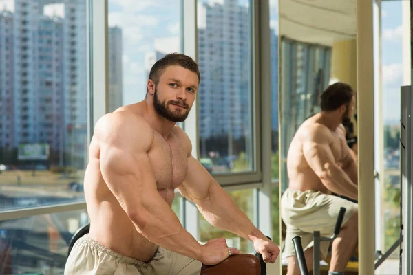 Bodybuilder in gym. — Stock Photo, Image
