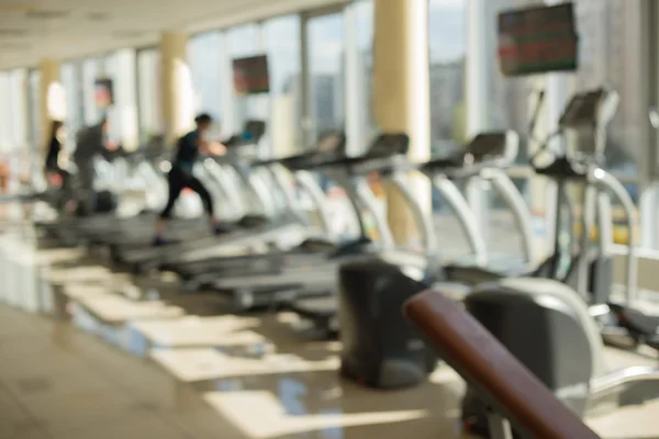 Aparatos de entrenamiento en el gimnasio. — Foto de Stock