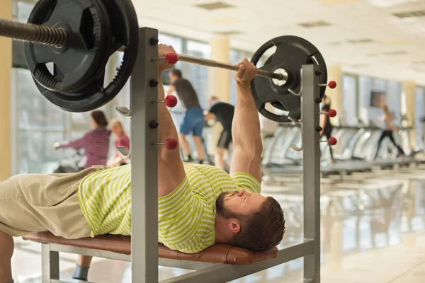 Sterke man met barbell. — Stockfoto