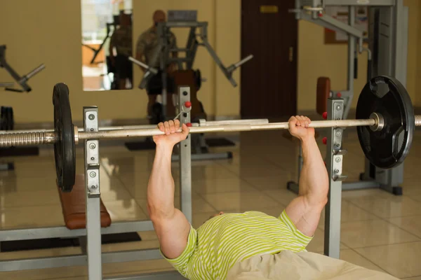 Bodybuilder levanta pesos . — Foto de Stock