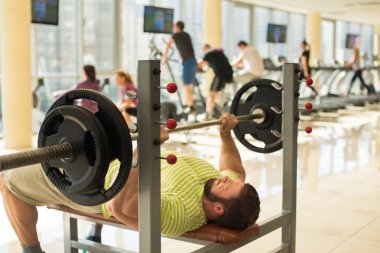 Barbell ile sporcu.