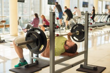 barbell ile sporcu.