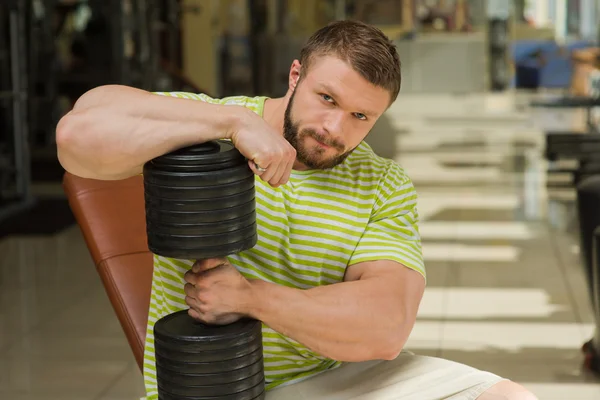 Deportista peso pesado en el gimnasio . — Foto de Stock