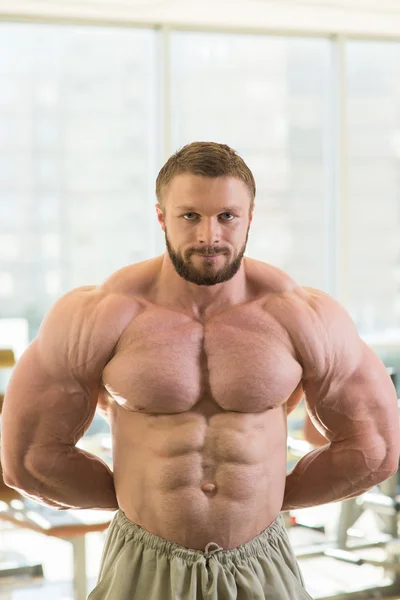 Muscular bodybuilder in gym. — Stock Photo, Image