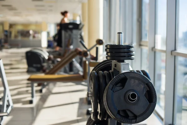 Aparelhos de treino no ginásio . — Fotografia de Stock