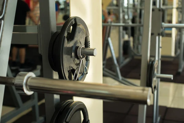 Aparelhos de treino no ginásio . — Fotografia de Stock