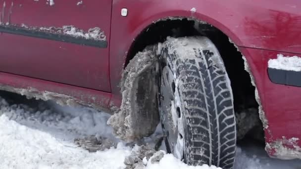 Машина застряла в снегу. — стоковое видео
